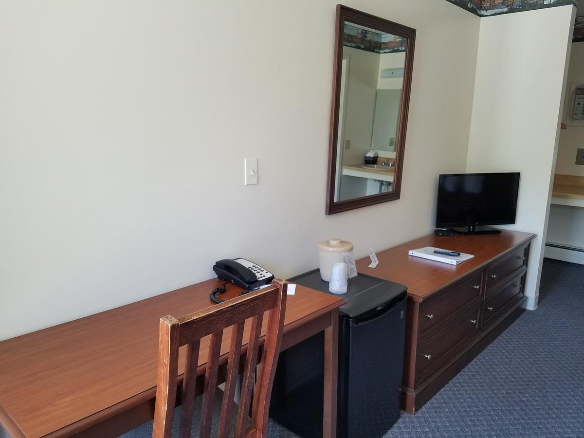 Clark's Motel 2*