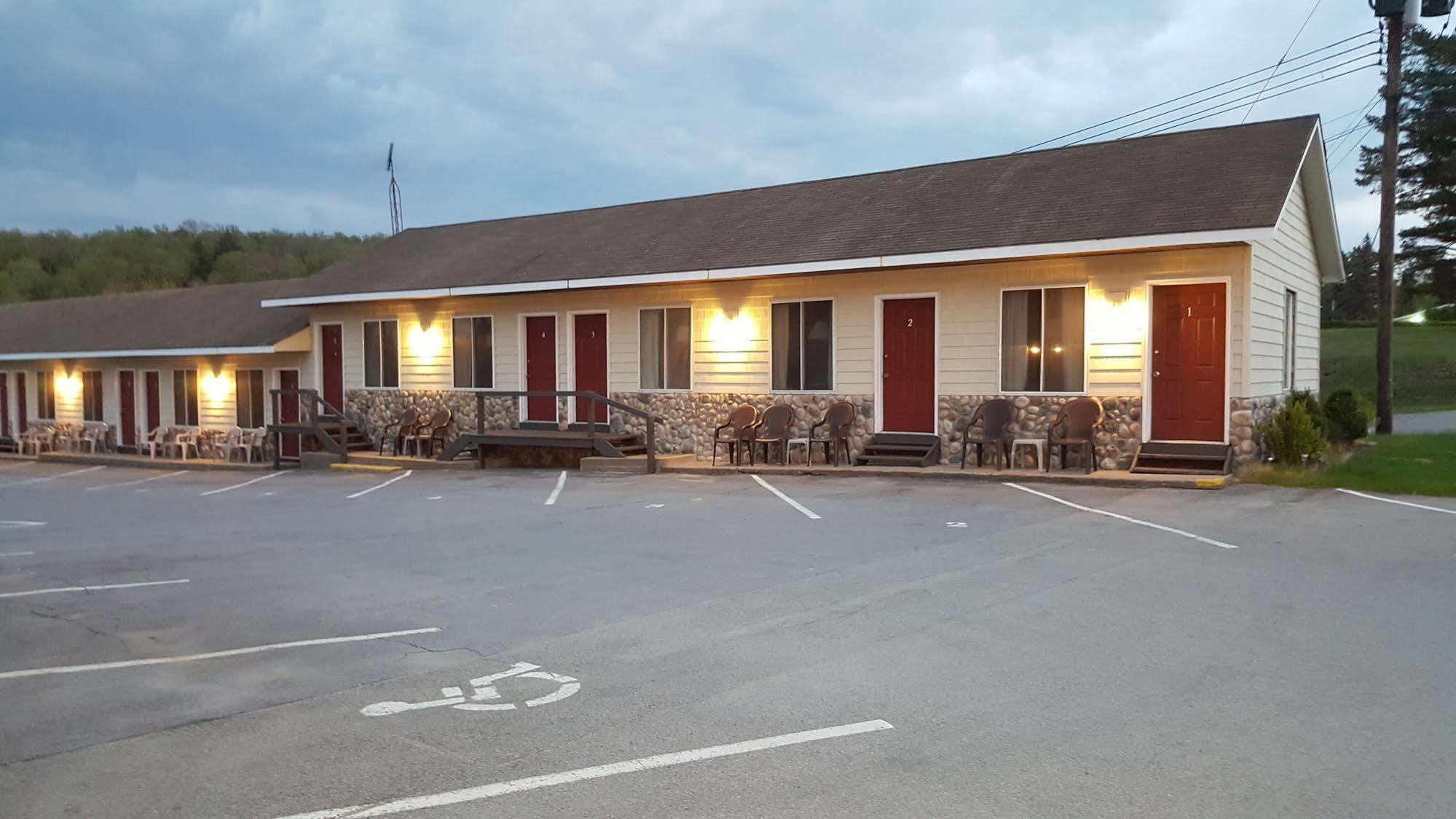 Clark's Motel 2*