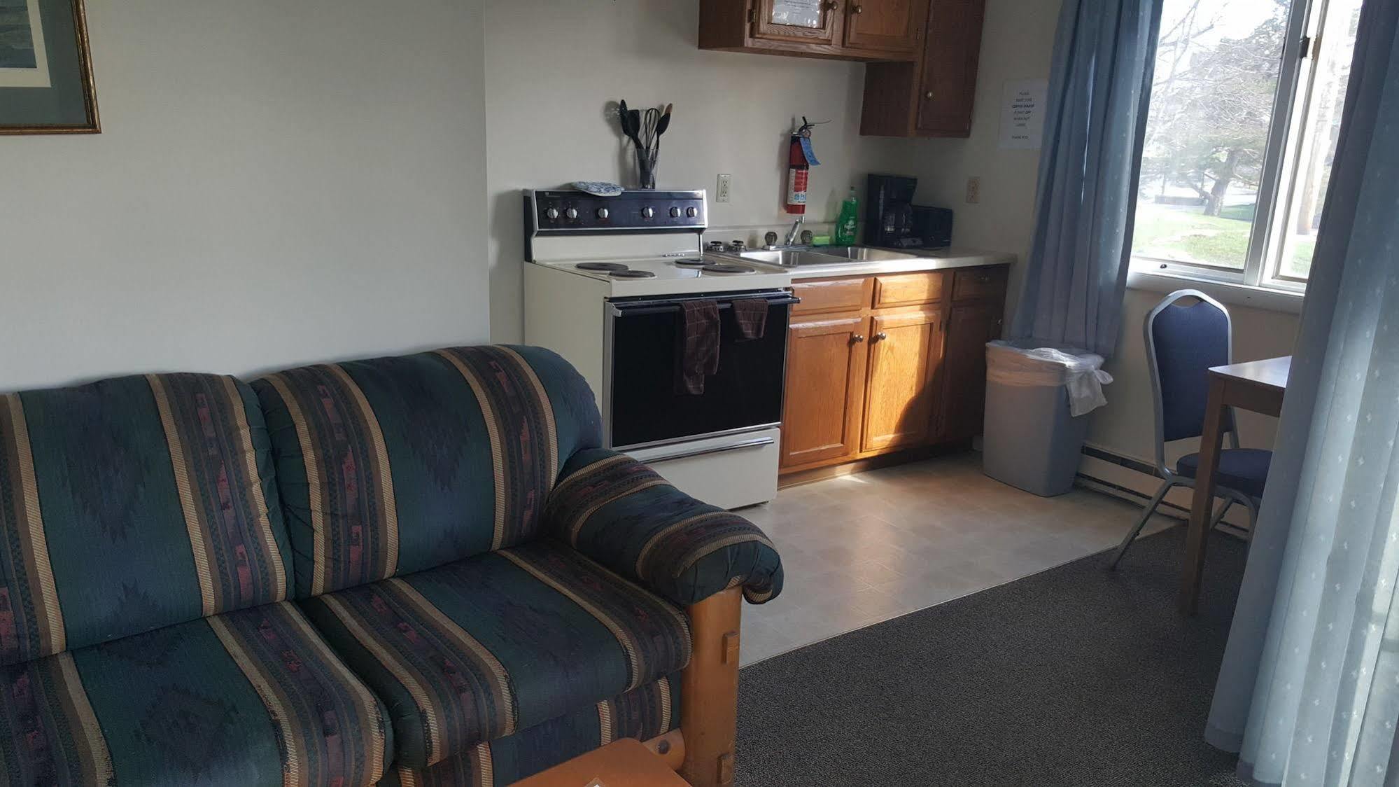 Clark's Motel 2*